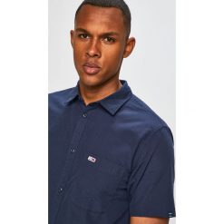 Tommy Jeans - Koszula. Białe koszule męskie Tommy Jeans, xl, bez wzorów, z bawełny, klasyczne, z klasycznym kołnierzykiem, z krótkim rękawem. W wyprzedaży za 179,90 zł.
