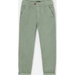 Spodnie chinos z domieszką lnu - Zielony. Zielone spodnie męskie Reserved, bez wzorów. W wyprzedaży za 35,99 zł.