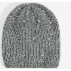 Czapka beanie z aplikacją - Szary. Szare czapki damskie Mohito, z aplikacjami. Za 39,99 zł.