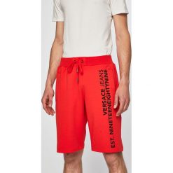 Versace Jeans - Szorty sportowe. Czerwone spodenki sportowe męskie Versace Jeans, xl, bez wzorów, z elastanu, sportowe. Za 529,90 zł.