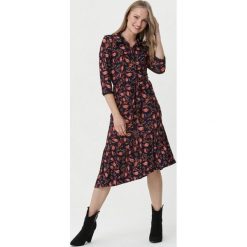 Granatowa Sukienka Calvados. Niebieskie sukienki damskie Born2be, na imprezę, s, w paski, z tkaniny, eleganckie, z klasycznym kołnierzykiem, bez rękawów, długie, midi, dopasowane. Za 119,99 zł.