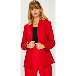 Answear - Żakiet Femifesto. Czerwone żakiety damskie ANSWEAR, s, bez wzorów, z elastanu. W wyprzedaży za 149,90 zł.