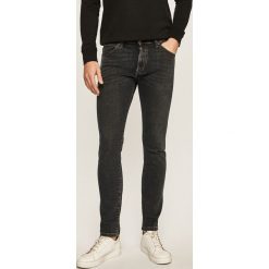 Wrangler - Jeansy Larston. Niebieskie jeansy męskie Wrangler, z aplikacjami. Za 329,90 zł.