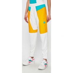 Reebok Classic - Spodnie Gigi Hadid. Białe spodnie damskie Reebok Classic, s, z poliesteru. W wyprzedaży za 219,90 zł.