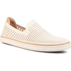 Tenisówki UGG - W Sammy Breeze 1109533 Cmlk. Białe półbuty damskie Ugg, bez wzorów, ze skóry ekologicznej, bez obcasa, na płaskiej podeszwie, bez zapięcia. Za 429,00 zł.