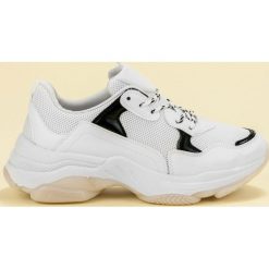Small Swan białe Casualowe Sneakersy. Białe sneakersy damskie SMALL SWAN, z tkaniny. W wyprzedaży za 89,00 zł.