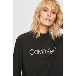 Calvin Klein - Bluza. Białe bluzy damskie Calvin Klein, s, z nadrukiem, z bawełny, bez rękawów, bez kaptura. W wyprzedaży za 329,90 zł.