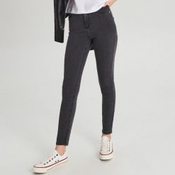 Jeansy Push up - Szary. Szare jeansy damskie Cropp. Za 79,99 zł.