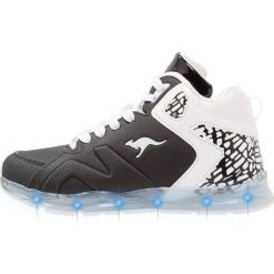 KangaROOS KLEV VIII HI Tenisówki i Trampki wysokie jet black. Czarne trampki dziewczęce marki KangaROOS, z tworzywa sztucznego. W wyprzedaży za 224,25 zł.