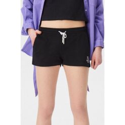 Dresowe szorty z napisem - Czarny. Czarne szorty damskie Sinsay, s, z napisami, z dresówki. Za 29,99 zł.