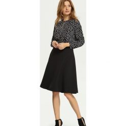 BLUZKA DŁUGI RĘKAW. Czarne bluzki damskie marki Top Secret, w grochy, eleganckie, z kontrastowym kołnierzykiem, z długim rękawem. W wyprzedaży za 79,99 zł.