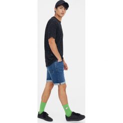 Koszulka z krótkim rękawem i kolorowymi plamkami. Czarne koszulki męskie Pull&Bear, m, bez wzorów, bez kołnierzyka, z krótkim rękawem, krótkie. Za 34,90 zł.