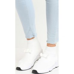 Białe Buty Sportowe Bobby Socks. Białe buty sportowe damskie marki Born2be. Za 69,99 zł.