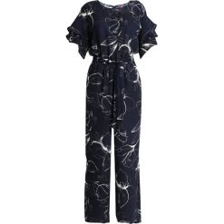 Vince Camuto RUFFLE FRESCO PETALS BELTED Kombinezon night sky. Niebieskie kombinezony damskie Vince Camuto, m, z materiału. Za 669,00 zł.