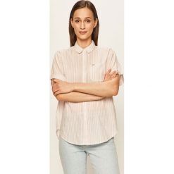 Wrangler - Koszula. Fioletowe bluzki damskie Wrangler, na co dzień, s, bez wzorów, z bawełny, klasyczne, z klasycznym kołnierzykiem, z długim rękawem. W wyprzedaży za 149,90 zł.