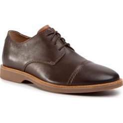 Półbuty CLARKS - Atticus Cap 261452807 Dark Brown Leather. Pomarańczowe buty wizytowe męskie Clarks, bez wzorów, ze skóry, eleganckie, bez zapięcia. W wyprzedaży za 329,00 zł.