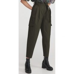 Spodnie cargo - Khaki. Brązowe spodnie damskie Reserved. W wyprzedaży za 29,99 zł.