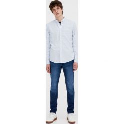 Niebieskie jeansy slim comfort fit. Niebieskie jeansy męskie relaxed fit Pull&Bear, z denimu. Za 89,90 zł.
