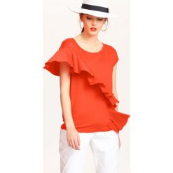 BLUZKA BEZ RĘKAWÓW. Czerwone bluzki damskie marki Top Secret, bez wzorów, eleganckie, bez kołnierzyka, bez rękawów. W wyprzedaży za 19,99 zł.