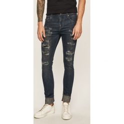 Guess Jeans - Jeansy Chris. Niebieskie jeansy męskie Guess Jeans, m, z aplikacjami. W wyprzedaży za 359,90 zł.
