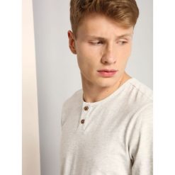 T-SHIRT DŁUGI RĘKAW MĘSKI GŁADKI. Brązowe t-shirty męskie marki Top Secret, na zimę, m, z bawełny, z klasycznym kołnierzykiem. W wyprzedaży za 19,99 zł.