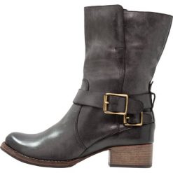 Clarks MONICA SOUL Kowbojki i Buty motocyklowe gris foncé. Szare buty zimowe damskie Clarks, z materiału. W wyprzedaży za 389,40 zł.