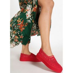 Czerwone Tenisówki Celaxera. Czerwone trampki i tenisówki damskie Born2be, bez wzorów, bez zapięcia. W wyprzedaży za 49,99 zł.