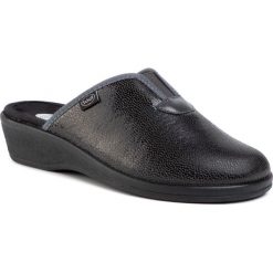Kapcie SCHOLL - Elsa F27654 1021 360 Dk Grey. Czarne klapki damskie Scholl, z materiału. W wyprzedaży za 189,00 zł.