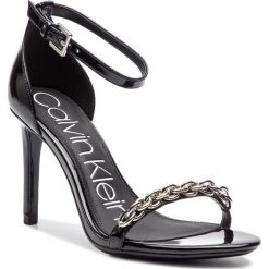 Sandały Calvin Klein Rajni E8858. Czarne klapki damskie Calvin Klein, bez wzorów, bez obcasa. W wyprzedaży za 549,00 zł.
