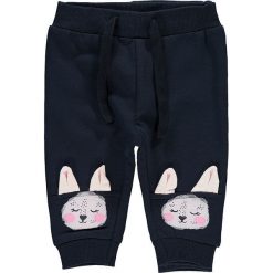 Spodnie dresowe "Lara" w kolorze granatowym. Niebieskie spodnie niemowlęce name it girls, z aplikacjami, z dresówki. W wyprzedaży za 35,95 zł.