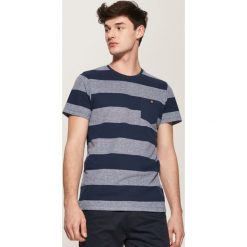 T-shirty męskie: T-shirt w paski – Granatowy