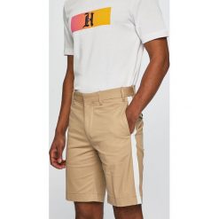 Tommy Hilfiger - Szorty Lewis Hamilton. Brązowe spodenki i szorty męskie marki TOMMY HILFIGER, m, z haftami, z elastanu, casualowe. Za 539,90 zł.