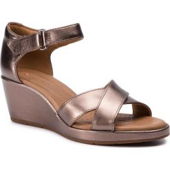 Sandały CLARKS - Un Plaza Cross 261423084 Pebble Metalic. Pomarańczowe klapki damskie marki Clarks, bez wzorów, ze skóry, bez obcasa, na obcasie. Za 469,00 zł.