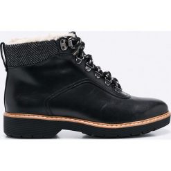 Clarks - Botki Witcombe Rock. Czarne botki damskie na obcasie marki Clarks, z materiału, rockowe, z okrągłym noskiem, na sznurówki. W wyprzedaży za 239,90 zł.