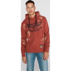 SuperDry Bluza Czerwony Brązowy. Czerwone bluzy męskie Superdry, m, bez wzorów, z bawełny, bez kołnierzyka, bez rękawów, bez kaptura. Za 438,95 zł.