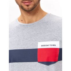 T-SHIRT Z KIESZENIĄ. Szare t-shirty męskie marki Top Secret, na lato, xxl, z bawełny, z kontrastowym kołnierzykiem. Za 49,99 zł.