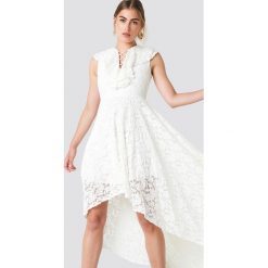 Trendyol Koronkowa sukienka maxi - White. Białe sukienki damskie Trendyol, bez wzorów, z koronki, bez kołnierzyka, z krótkim rękawem, krótkie, mini. Za 283,95 zł.