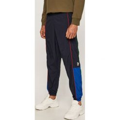 Levi's - Spodnie x Peanuts. Niebieskie spodnie męskie Levi's®, na co dzień, s, z aplikacjami, z poliesteru. W wyprzedaży za 319,90 zł.