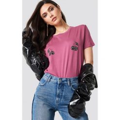 NA-KD T-shirt Cherry - Pink. Różowe t-shirty damskie marki NA-KD, z nadrukiem, z dżerseju. W wyprzedaży za 29,18 zł.