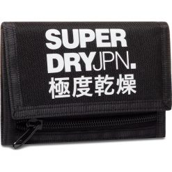 Duży Portfel Męski SUPERDRY - Tri Fold Polyester Wallet M9810037A Black 02A. Czarne portfele męskie Superdry, bez wzorów, z materiału. W wyprzedaży za 89,00 zł.