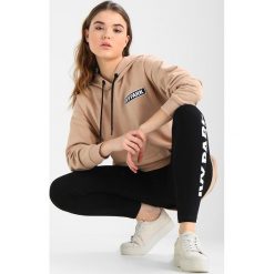 Bluzy męskie: Ivy Park UNISEX BADGE LOGO HOODY Bluza z kapturem sand