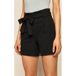 Only - Szorty. Białe szorty damskie ONLY, w paski, z elastanu, casualowe, z podwyższonym stanem. W wyprzedaży za 89,90 zł.