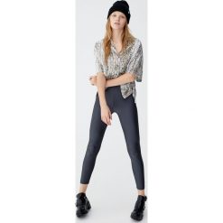 Legginsy z połyskiem. Spodnie damskie Pull&Bear. Za 59,90 zł.
