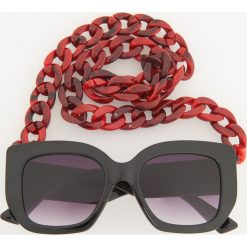 Okulary przeciwsłoneczne z łańcuszkiem - Czarny. Czarne okulary przeciwsłoneczne damskie Reserved. W wyprzedaży za 39,99 zł.