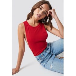 NA-KD Top z wycięciami po bokach - Red. Czerwone topy damskie NA-KD, bez wzorów, z bawełny, z okrągłym kołnierzem. W wyprzedaży za 36,47 zł.