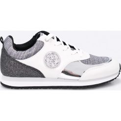 Guess Jeans - Buty. Białe buty sportowe damskie marki Guess Jeans, z aplikacjami, z jeansu, sportowe. W wyprzedaży za 399,90 zł.
