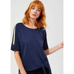 Bluzka z wiązaniem i lampasami. Niebieskie bluzki damskie Moodo, m, bez wzorów, z bawełny, z okrągłym kołnierzem, z krótkim rękawem. Za 34,99 zł.