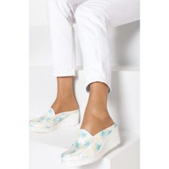 Zielone Klapki Master Suite. Zielone koturny damskie Born2be, bez wzorów, bez obcasa, na koturnie. W wyprzedaży za 29,99 zł.