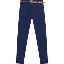 Spodnie typu chinos basic z paskiem. Spodnie damskie Pull&Bear. Za 89,90 zł.