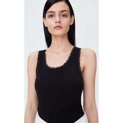 Top z koronką - Czarny. Czarne topy damskie Sinsay, s, w koronkowe wzory, z koronki, bez kołnierzyka. Za 14,99 zł.